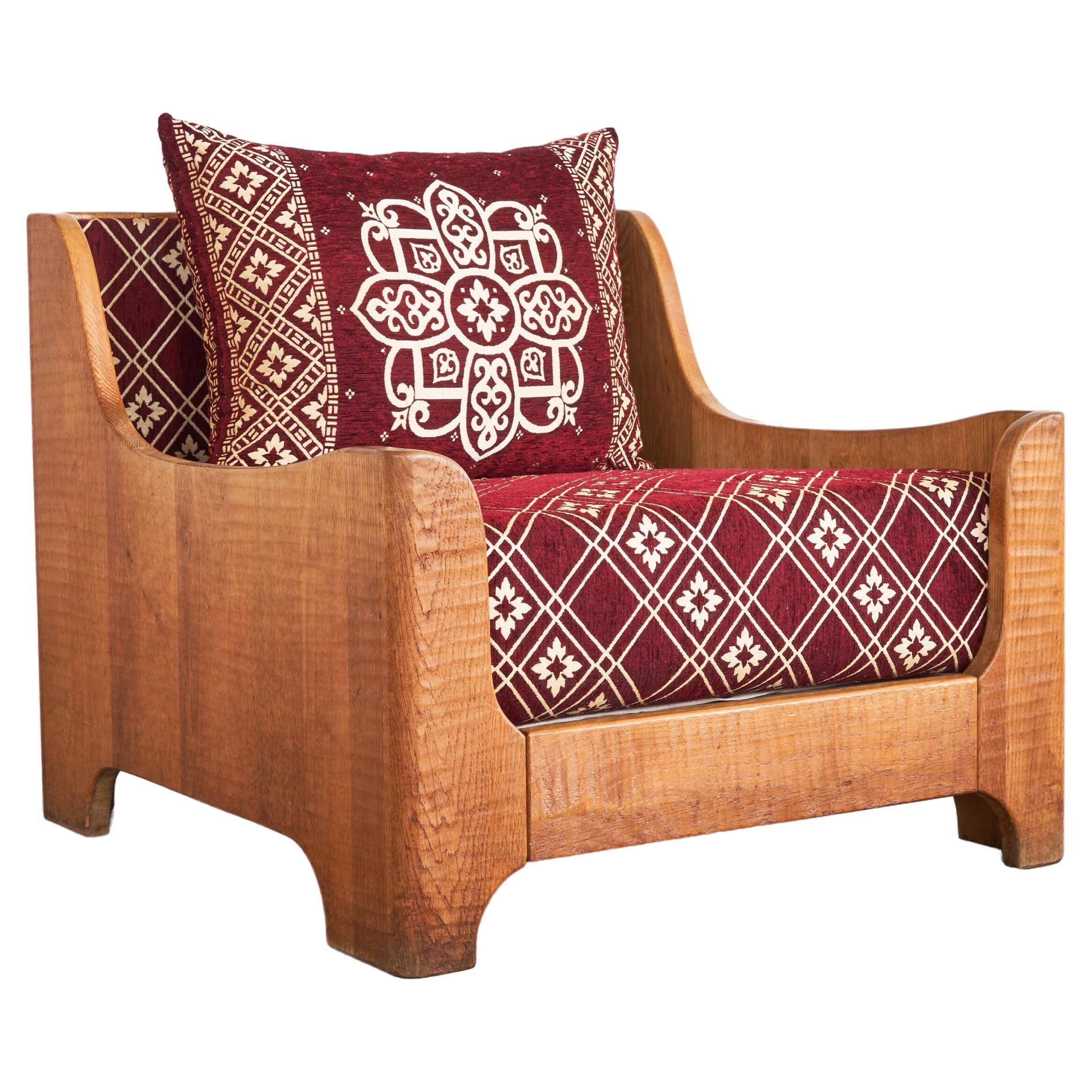 Sculptural lounge chair in solid oak from the 1940s.