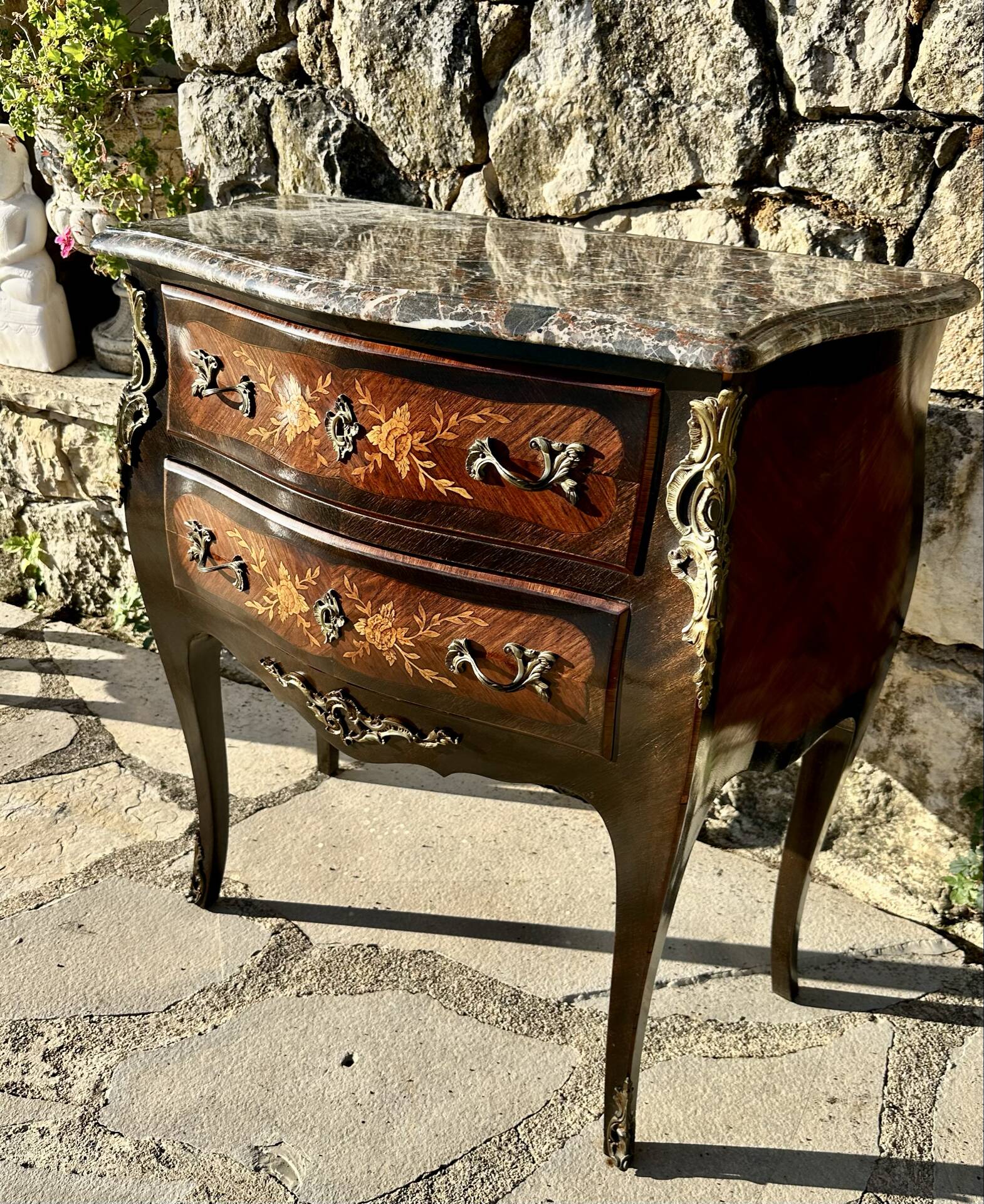 Petite commode sauteuse de style Louis XV .