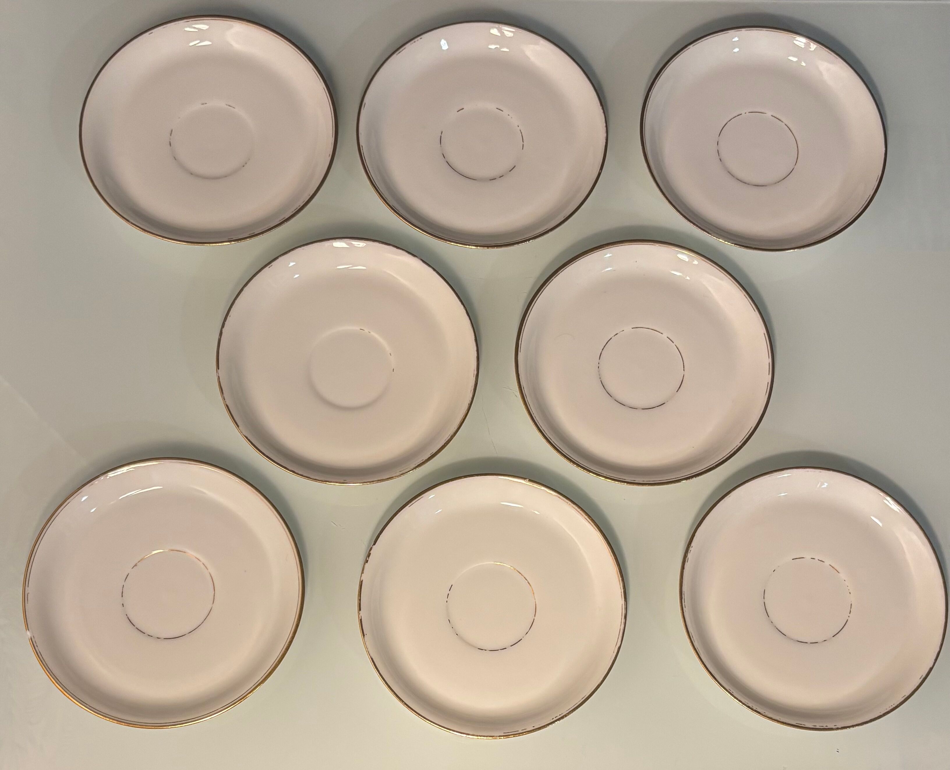 Service à thé en porcelaine (Limoges) 35 pieces monogrammè à liseré doré