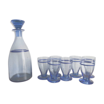 Verres en cristal bleu avec la carafe