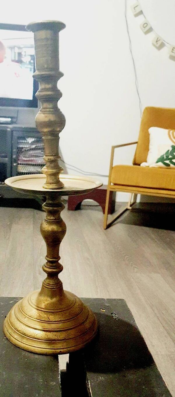Bougeoir ancien en laiton – style classique