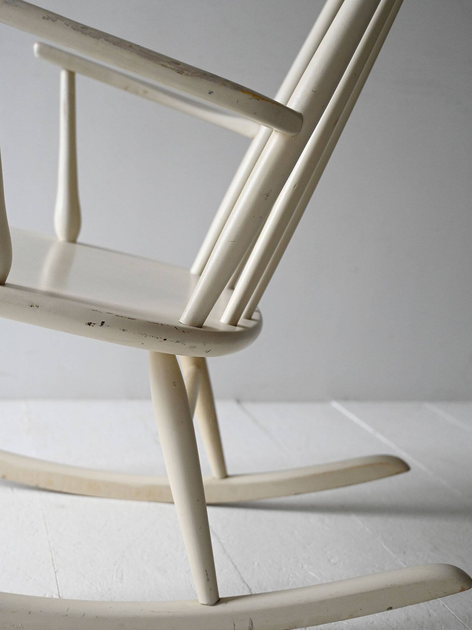 Fauteuil à bascule scandinave vintage en bois laqué blanc