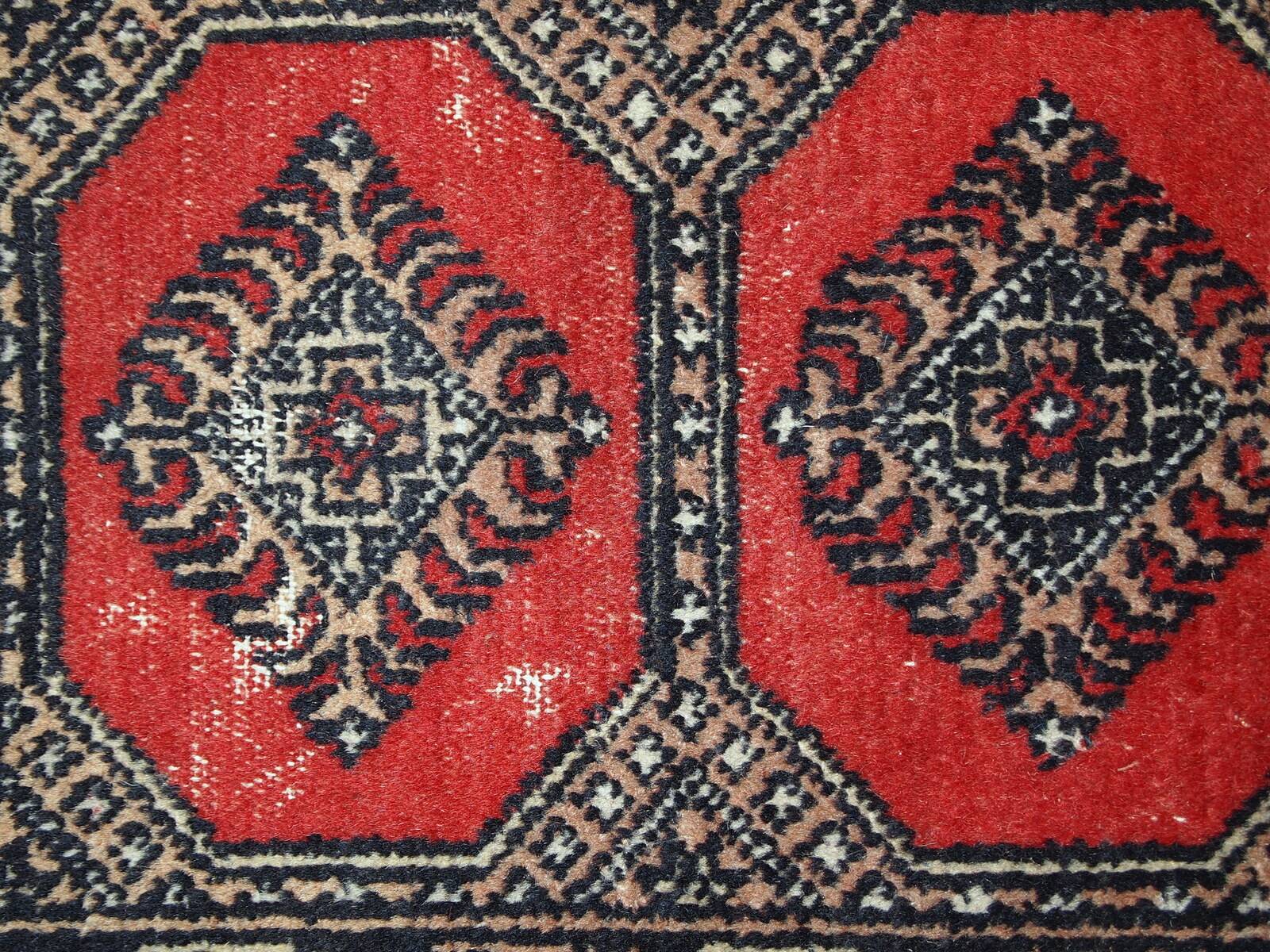 Tapis vintage fait main Lahore en laine rouge (45cm x 58cm) – Années 1970