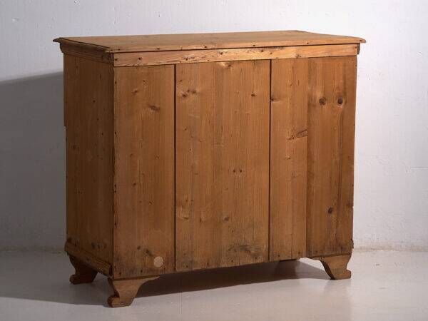 Antique bedroom chest of drawers (circa 1920)
