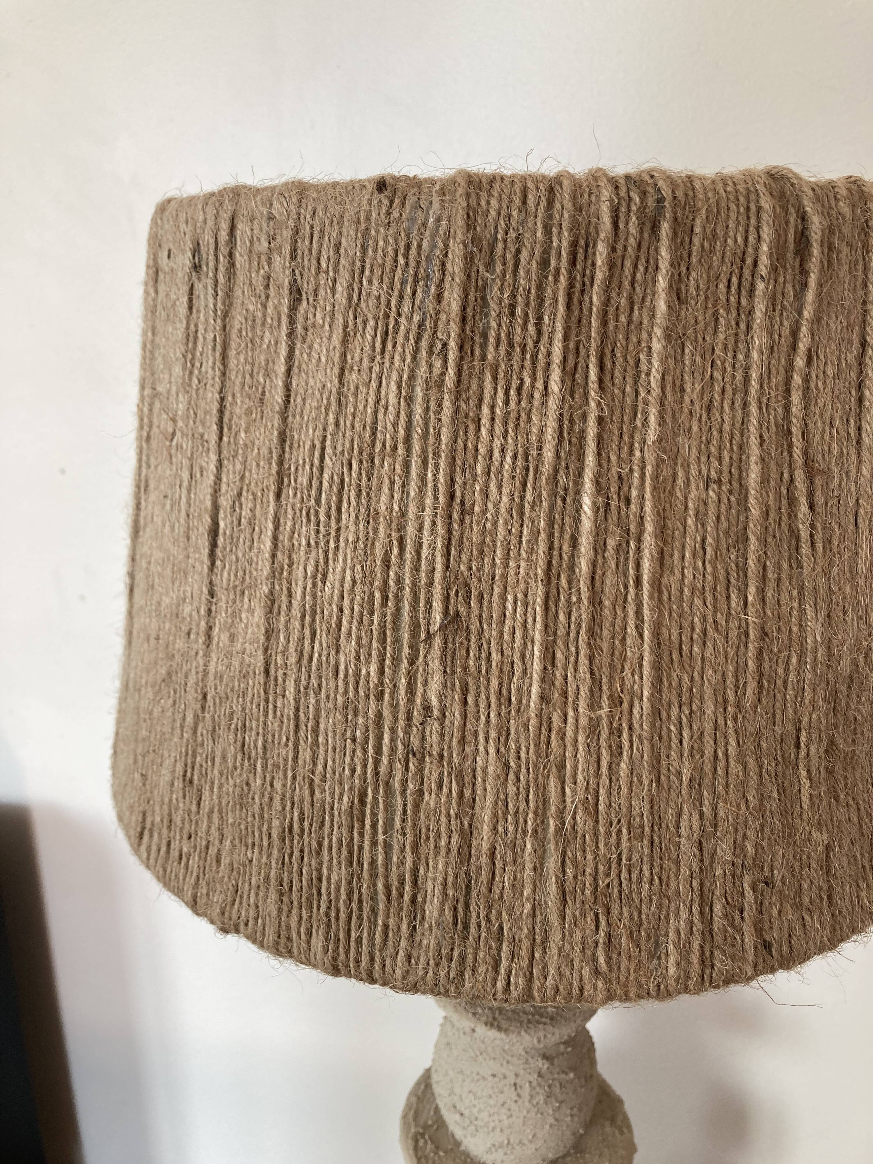 Lampe à poser artisanale en terre et corde