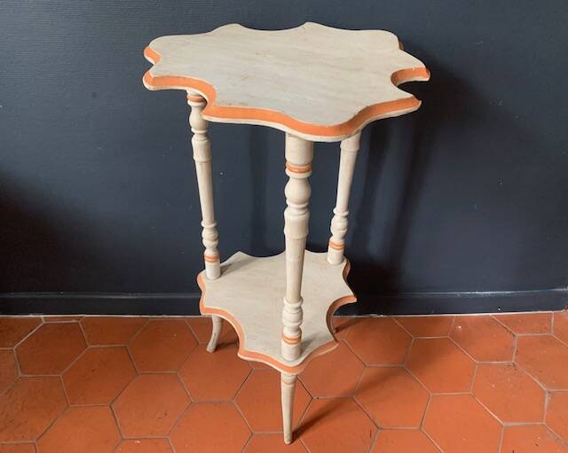 Sellette 1900 en bois découpé peint en blanc