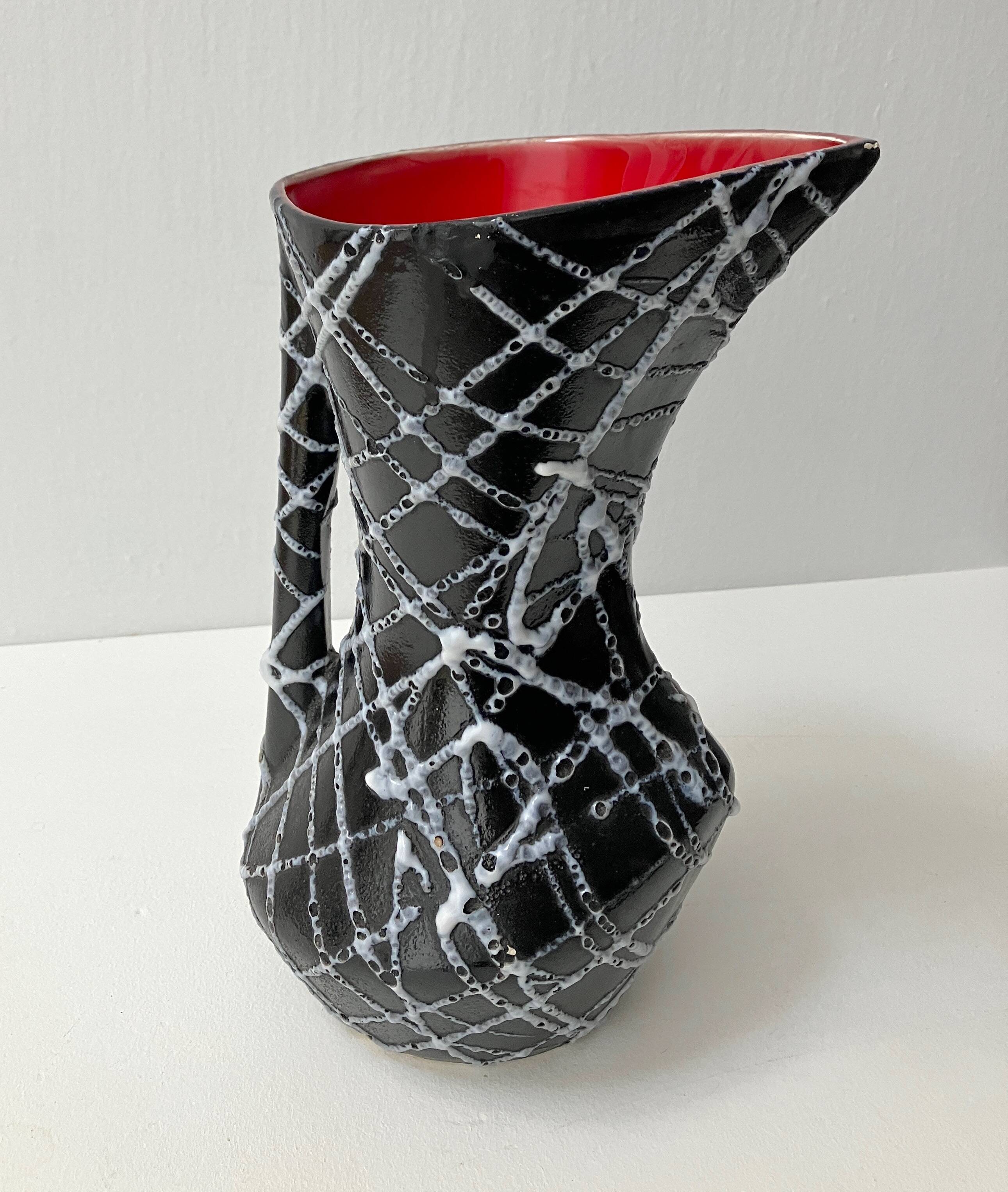 Vase spaghetti forme libre en céramique rouge et noir, Vallauris années 50