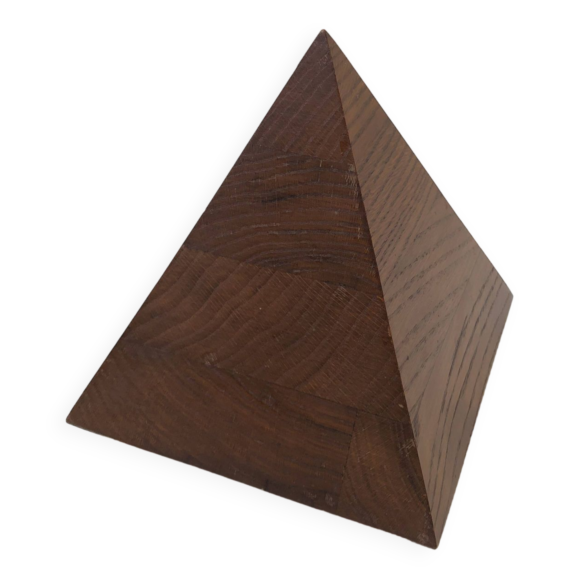 Boîte en bois en forme de pyramide