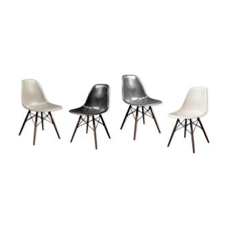 Lot de 4 chaises DSW par Charles & Ray Eames édition Herman Miller