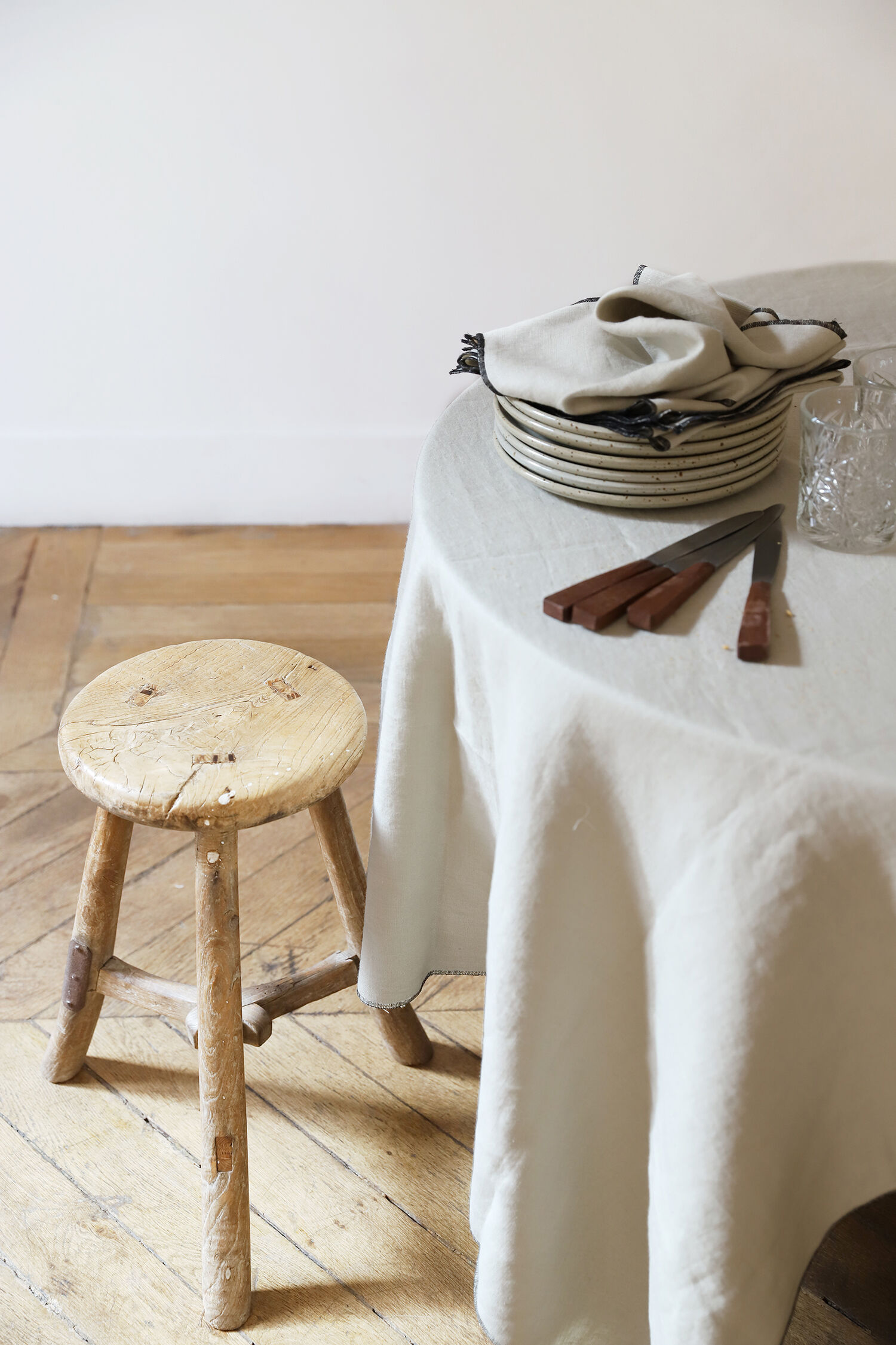 Chalk linen tablecloth and towels