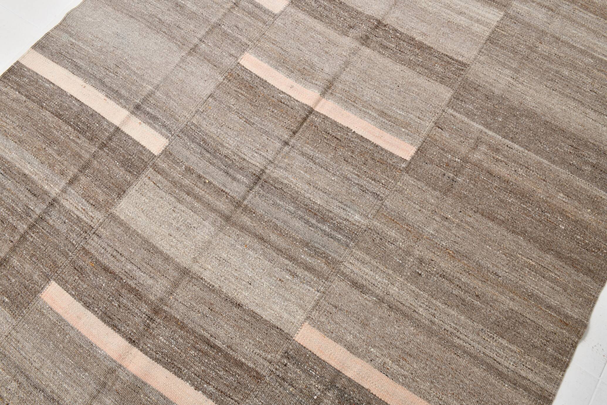 Tapis kilim vintage tons bruns et beige rosé, style minimal artisanal