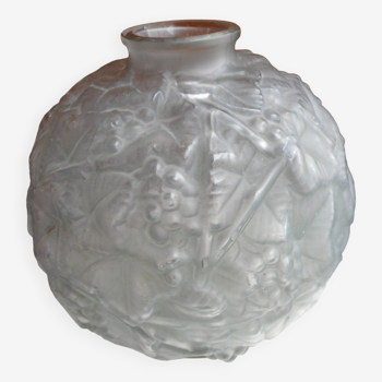 Vase boule en verre moulé art déco