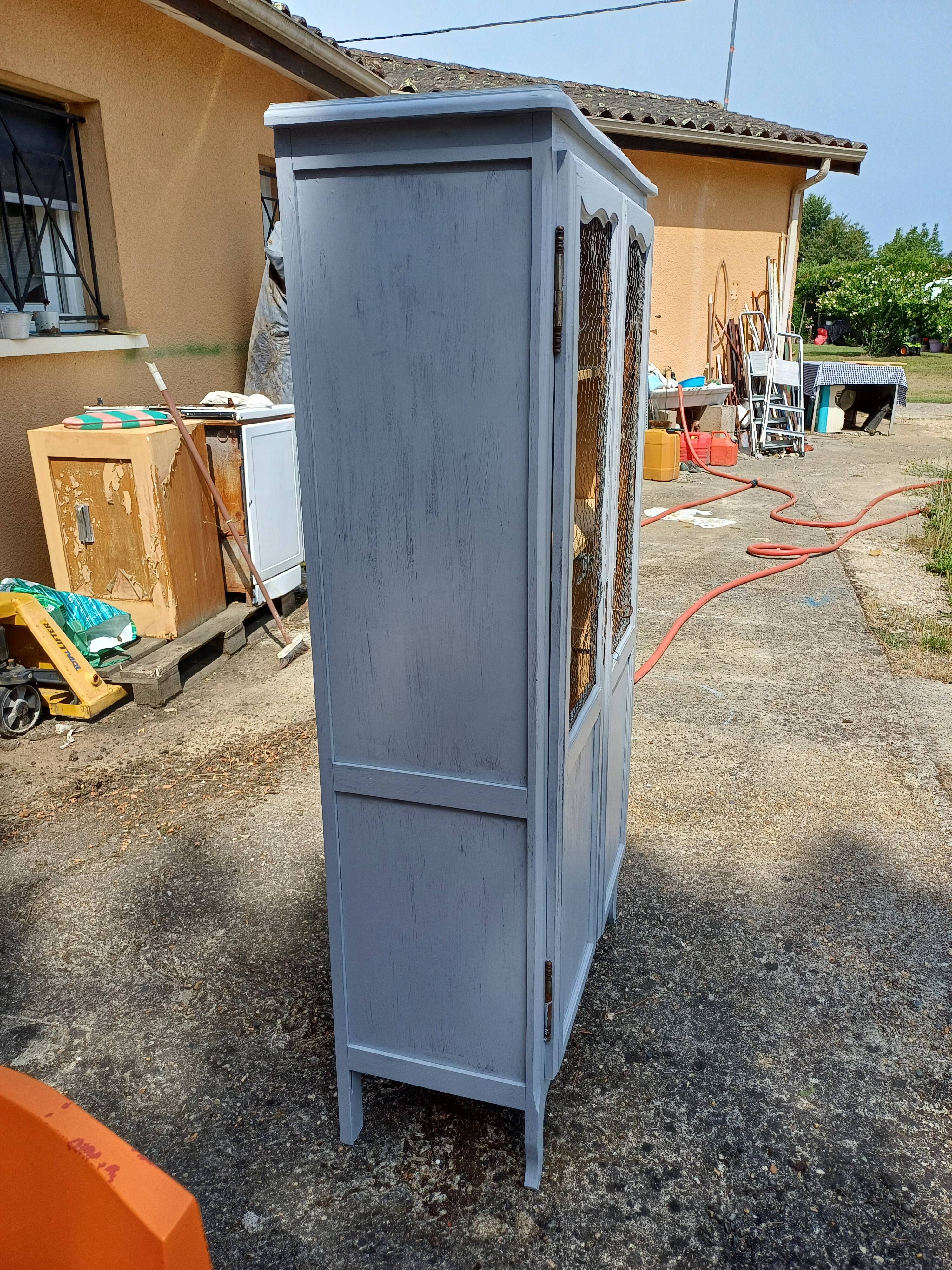 Armoire bibliothèque cérusée et grillagée