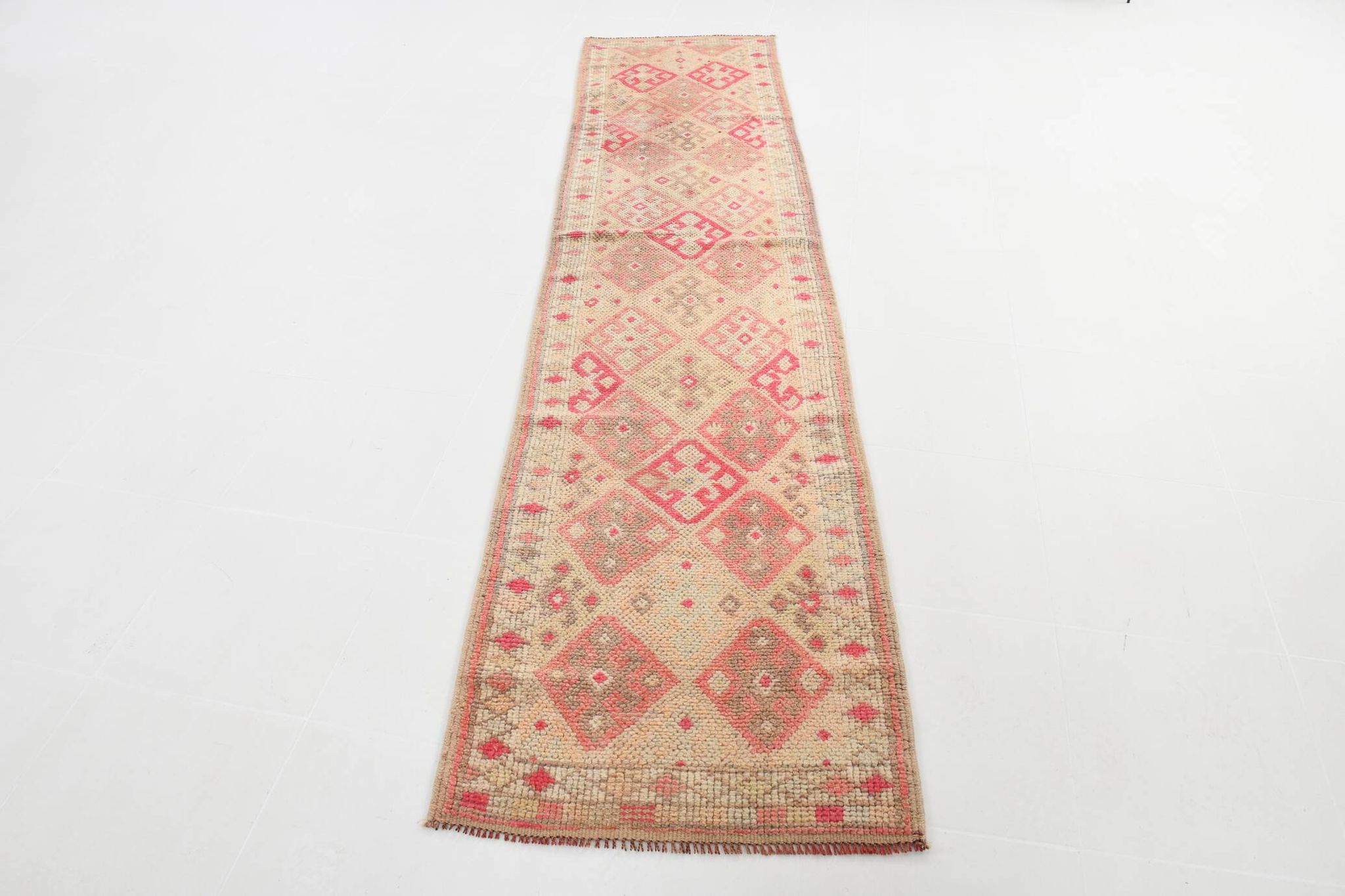 Vintage Runner Kilim, Tons Rose et Beige, Motifs Anatoliens Géométriques