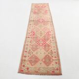 Vintage Runner Kilim, Tons Rose et Beige, Motifs Anatoliens Géométriques