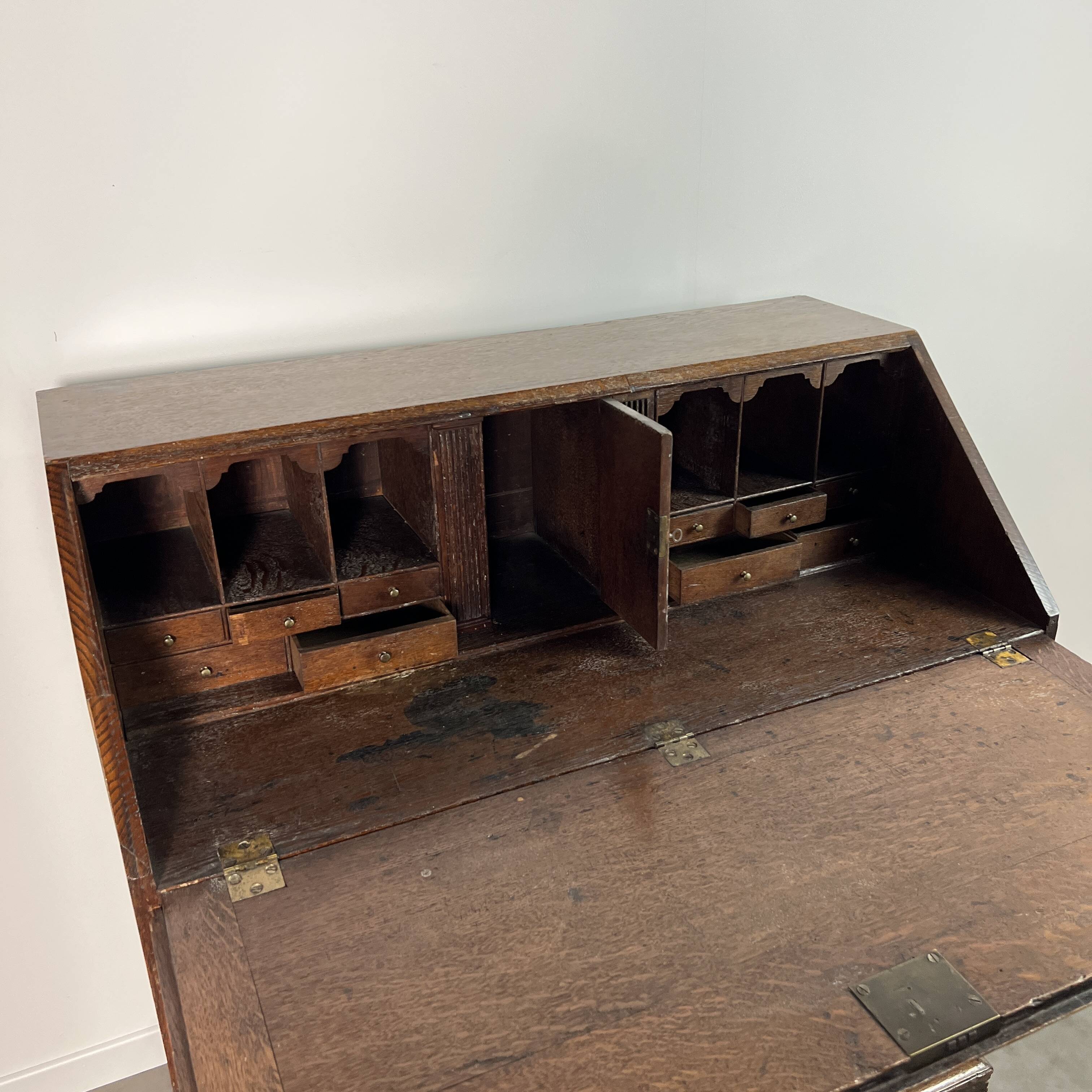 Slant-front desk, chest of drawers, English George III writing desk in oak - 19th century