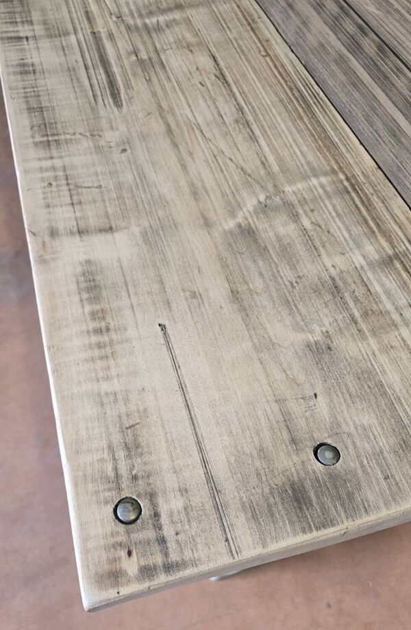 Table ancienne de métier en bois patiné, piètement vert – 105 cm