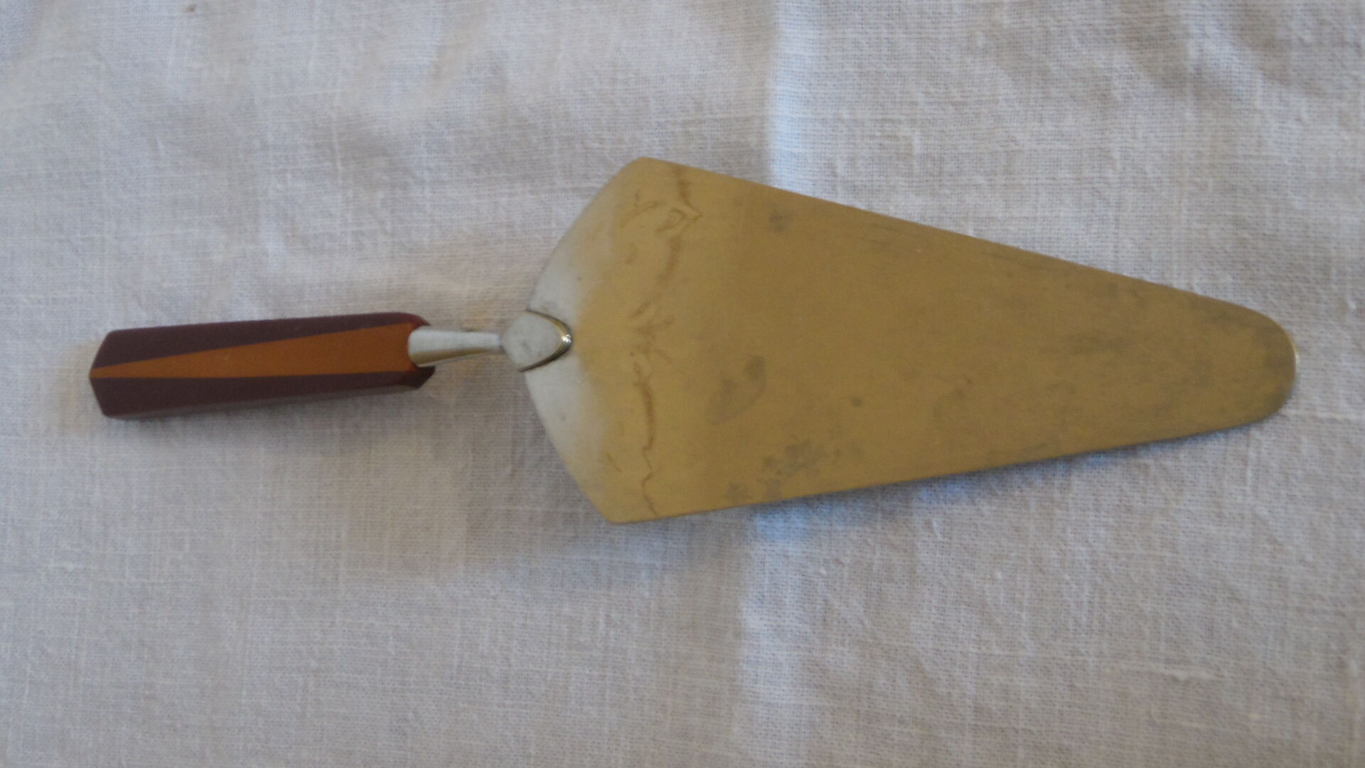 Bakelite handle pie shovel