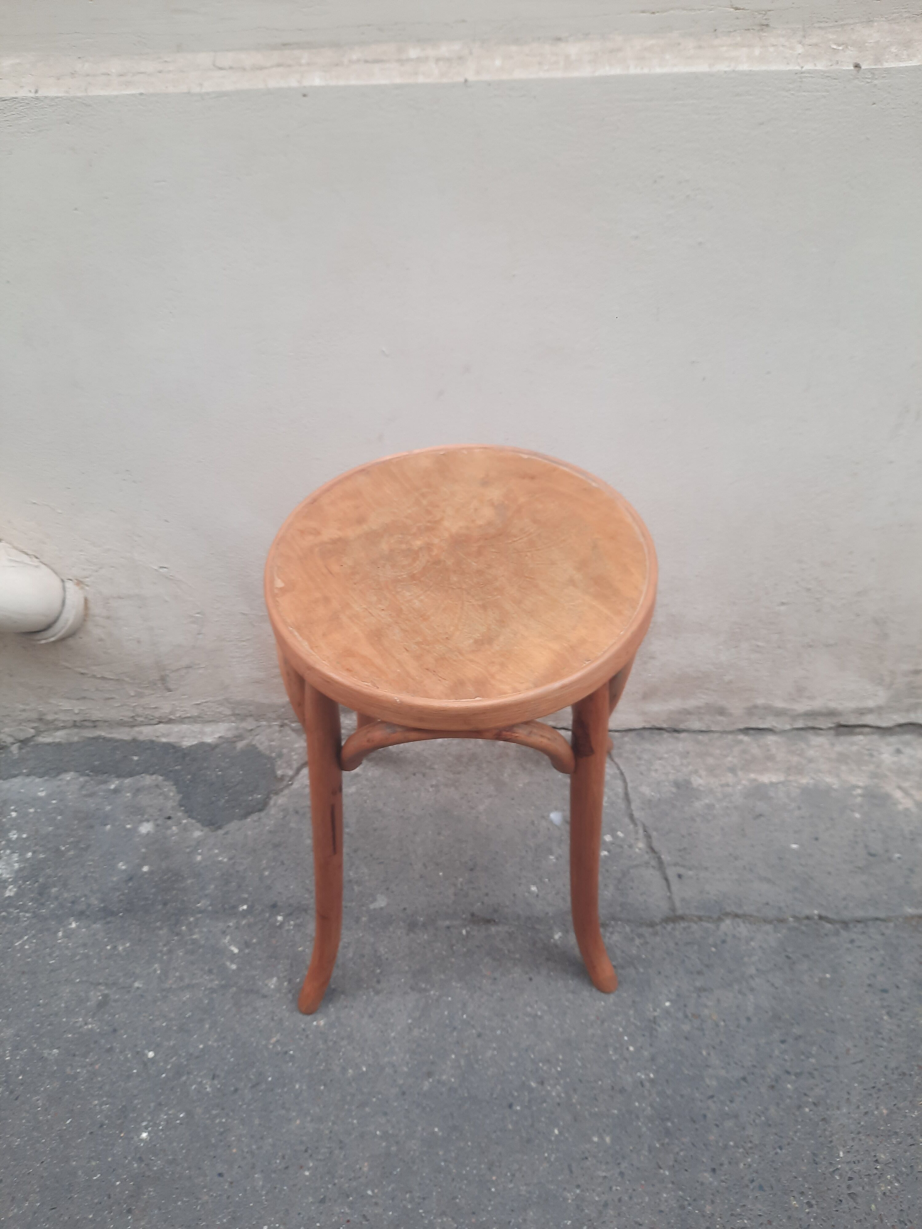 Curved mud stool