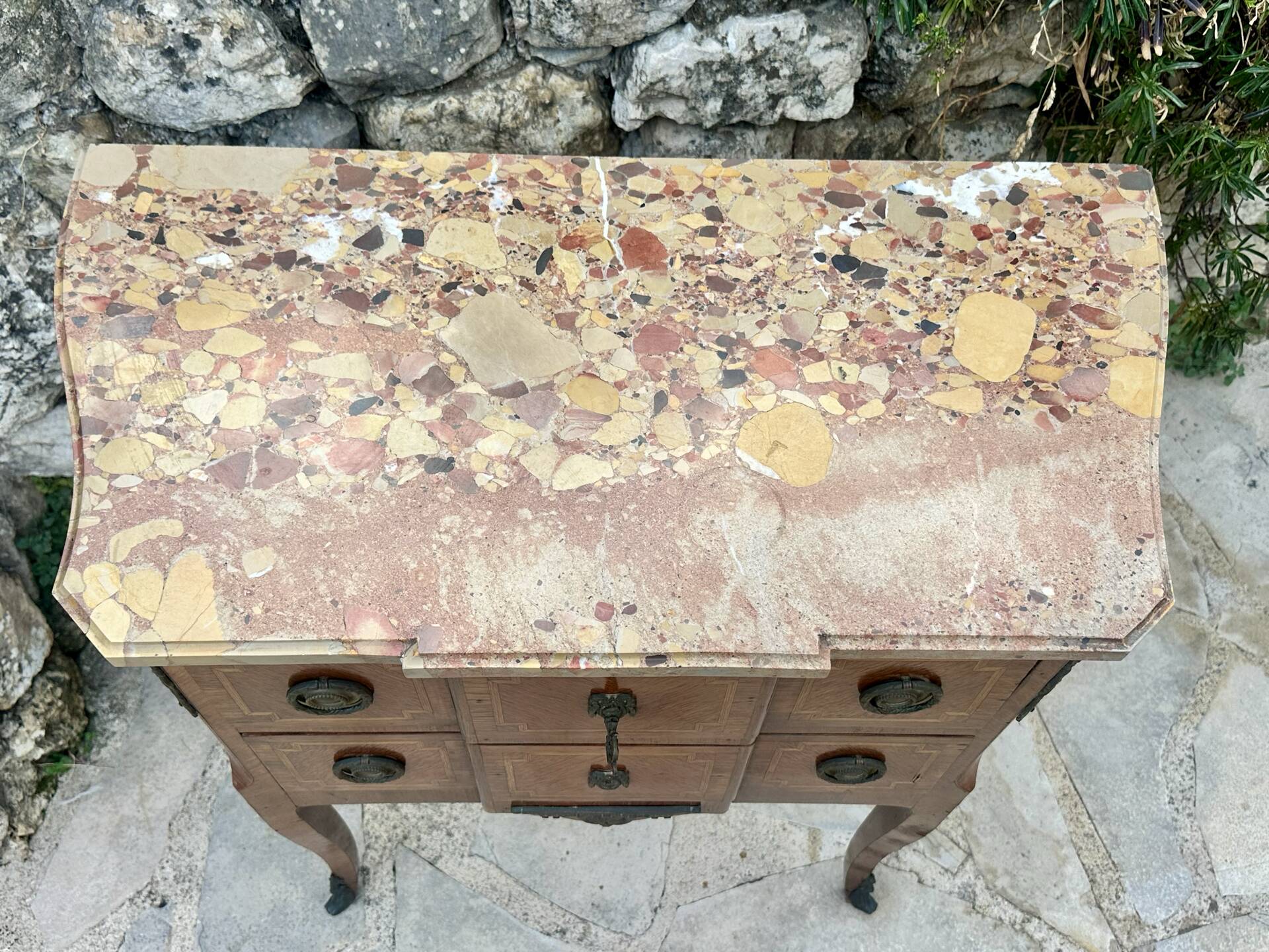 Commode sauteuse à ressaut en Marqueterie de bois de style Transition 