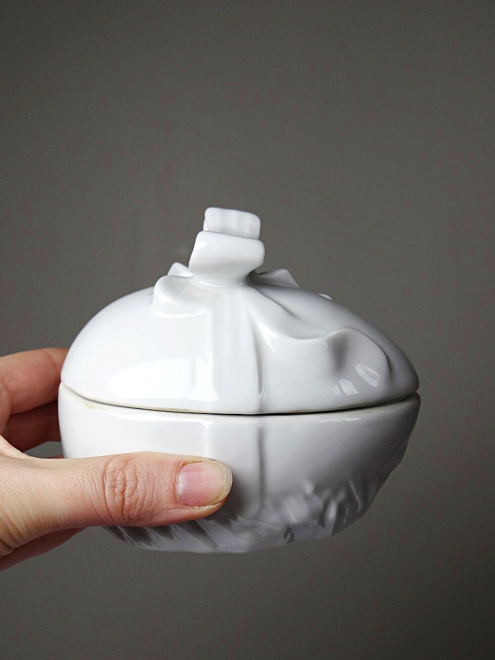 Jewellery box or Easter sweet jar in white porcelain Apilco Deshoulières