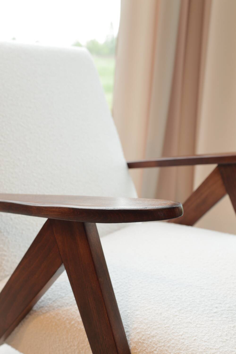 Fauteuil en tissu bouclette blanc et bois, milieu XXème