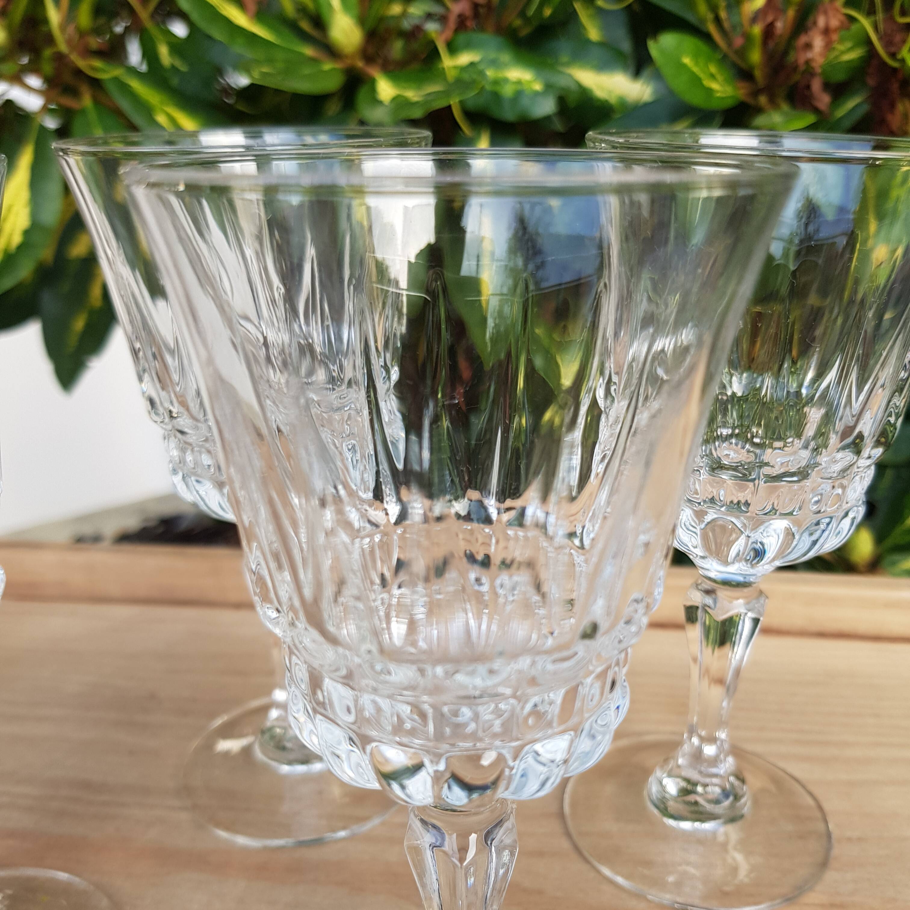 4 stemmed glasses