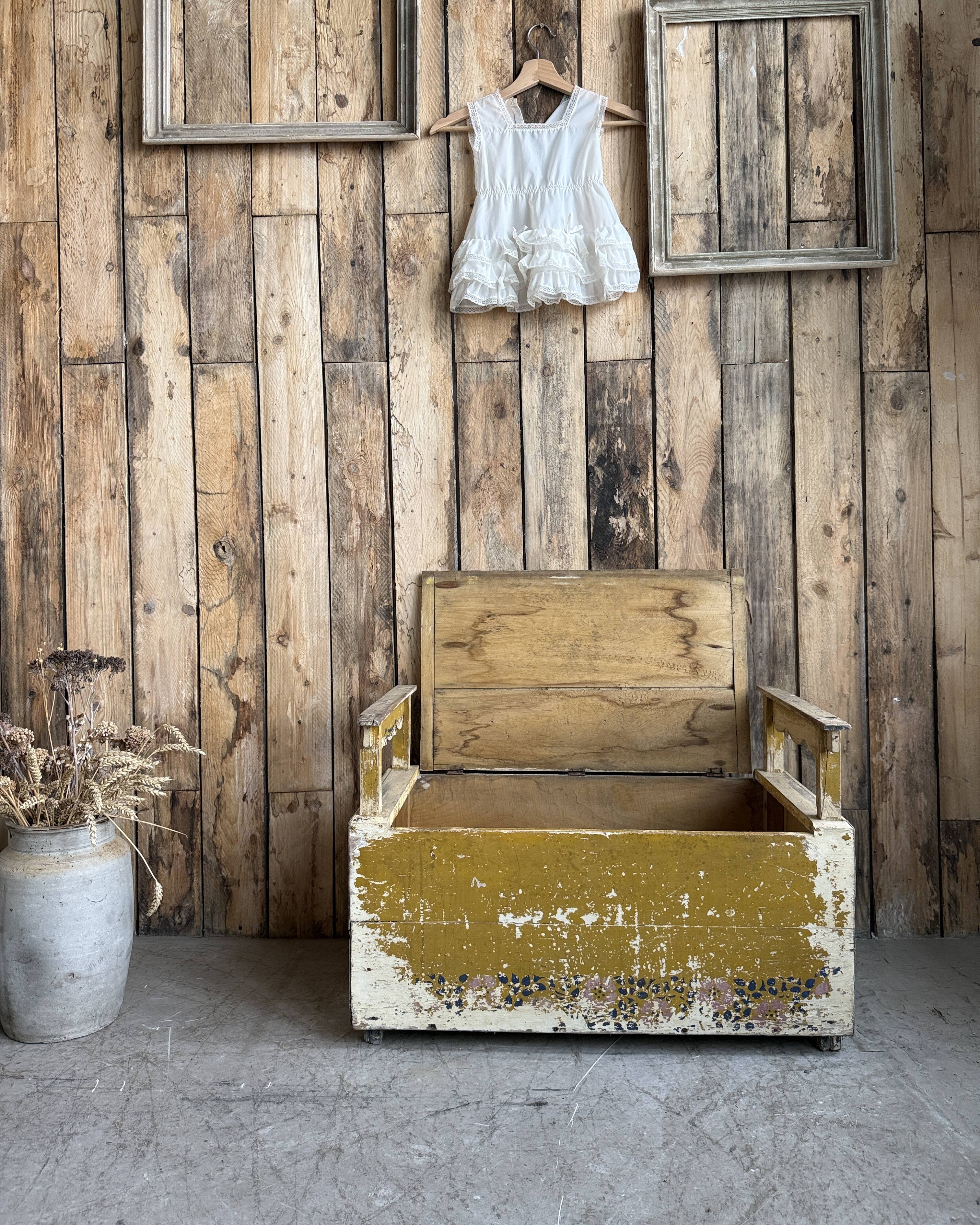 Patinated children's storage bench (renovated)