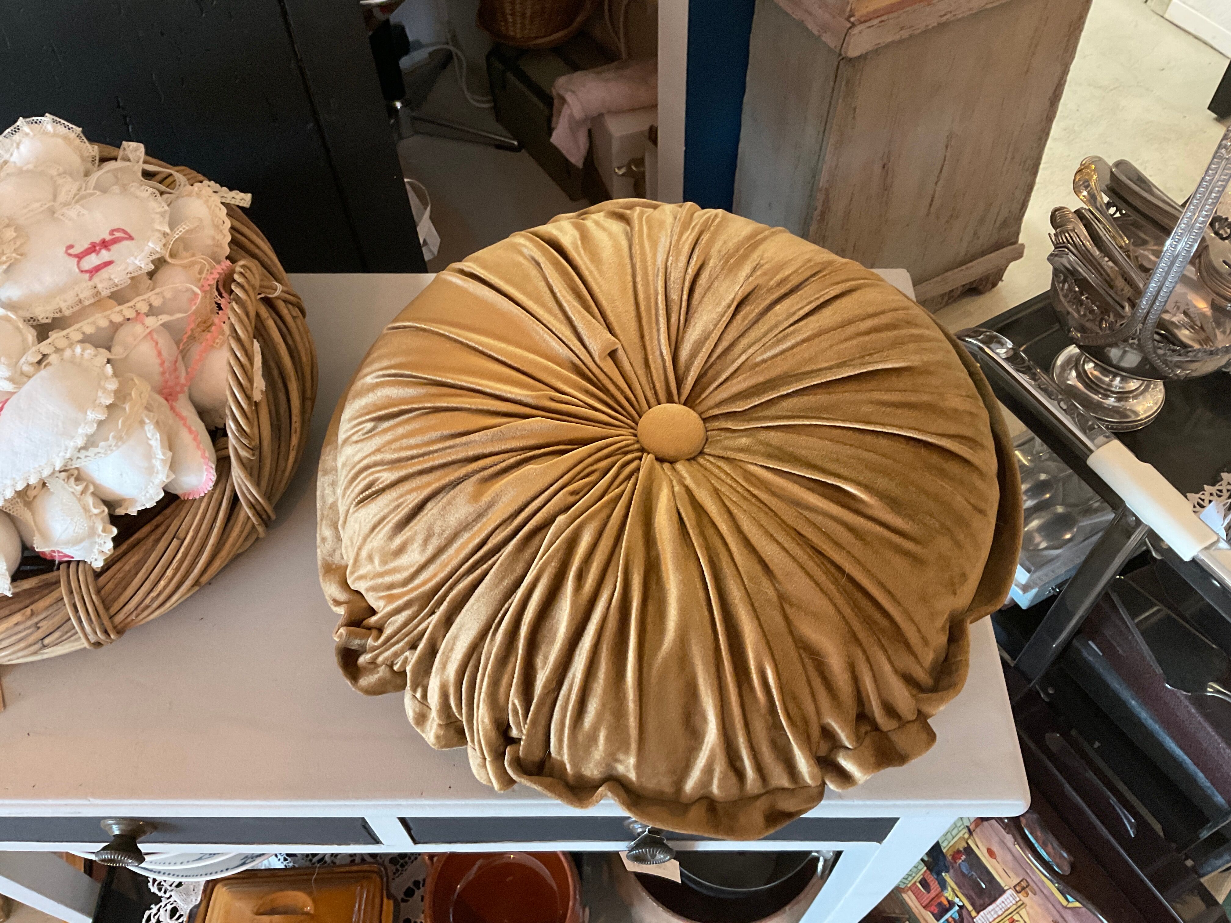 Round cushion in bronze velvet