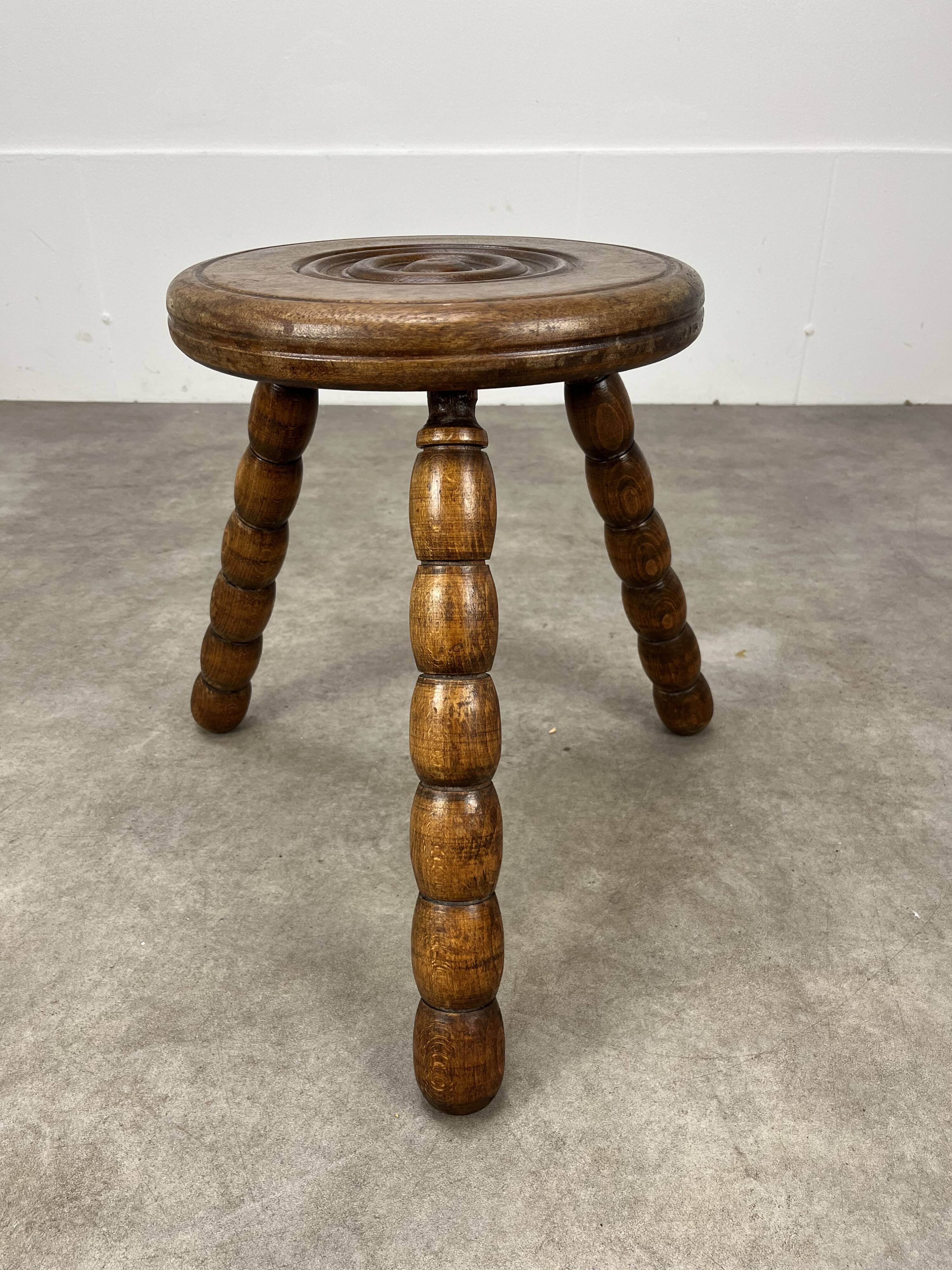 Tabouret tripode brutaliste dans le goût de Dudouyt