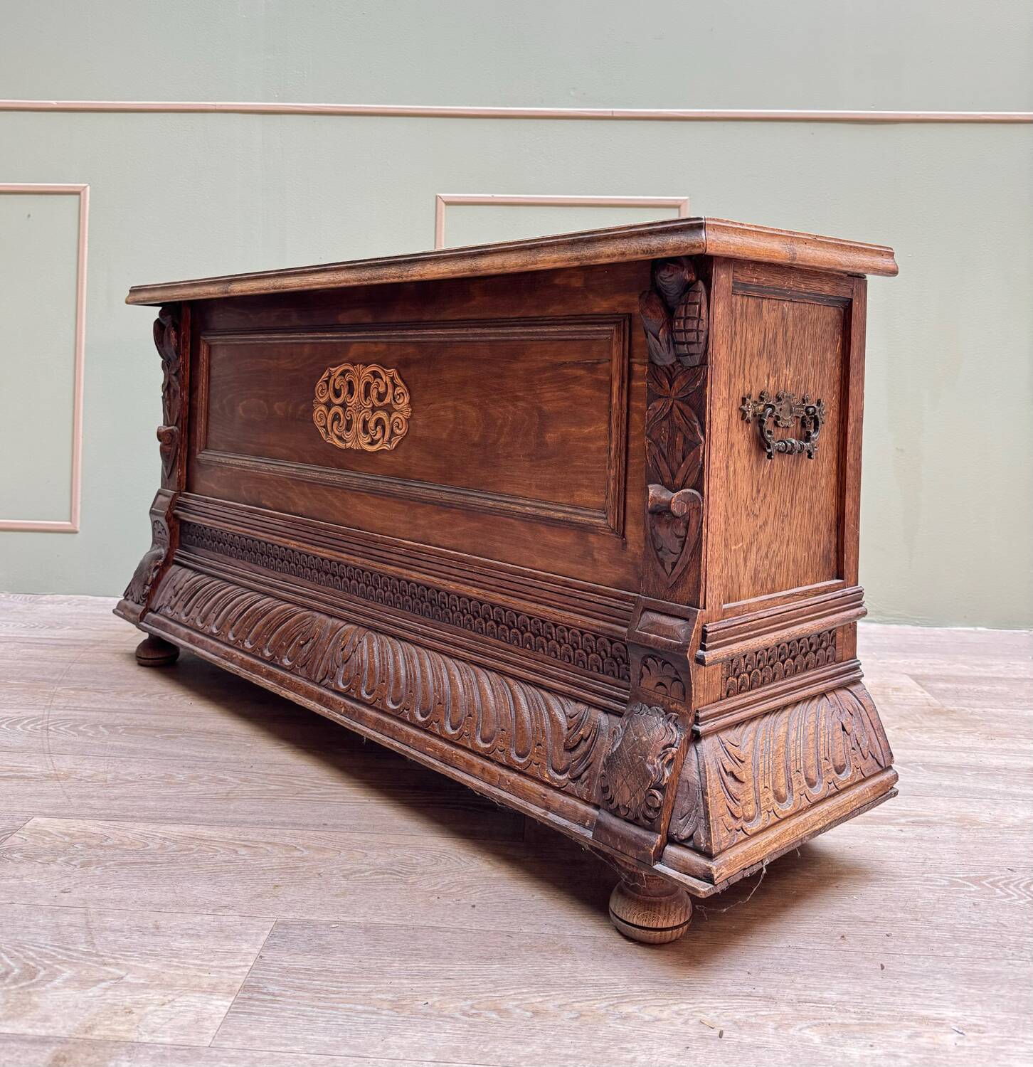 Banc coffre en bois naturel de style Louis XIII