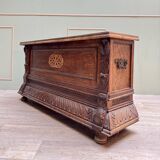 Banc coffre en bois naturel de style Louis XIII