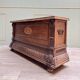 Banc coffre en bois naturel de style Louis XIII