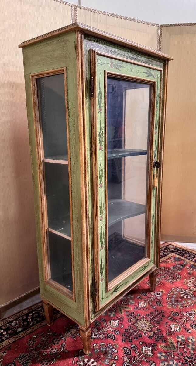 Venetian display cabinet in painted wood
