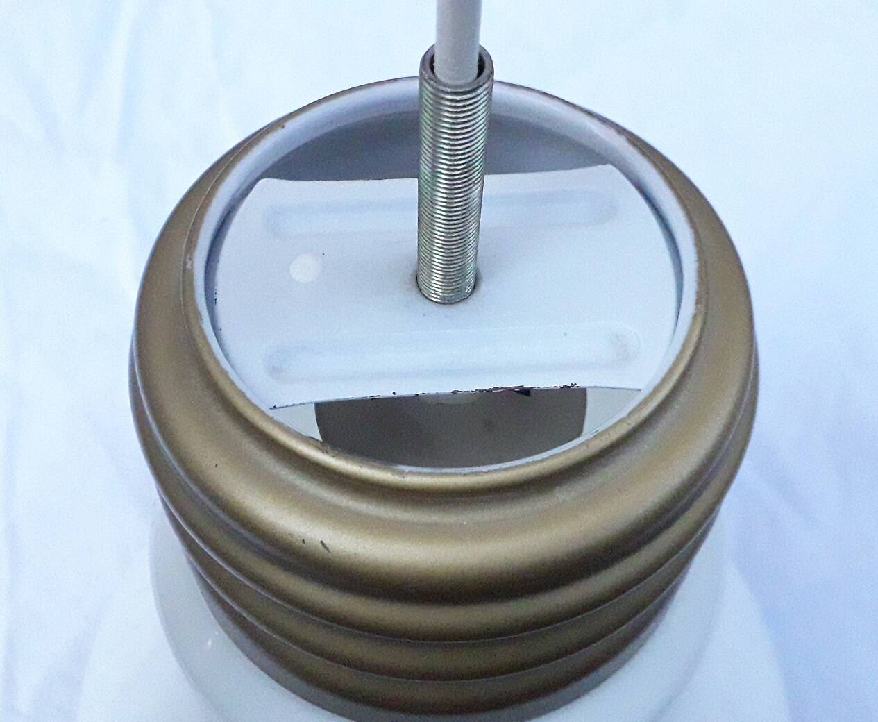 Glass suspension forming a bulb.