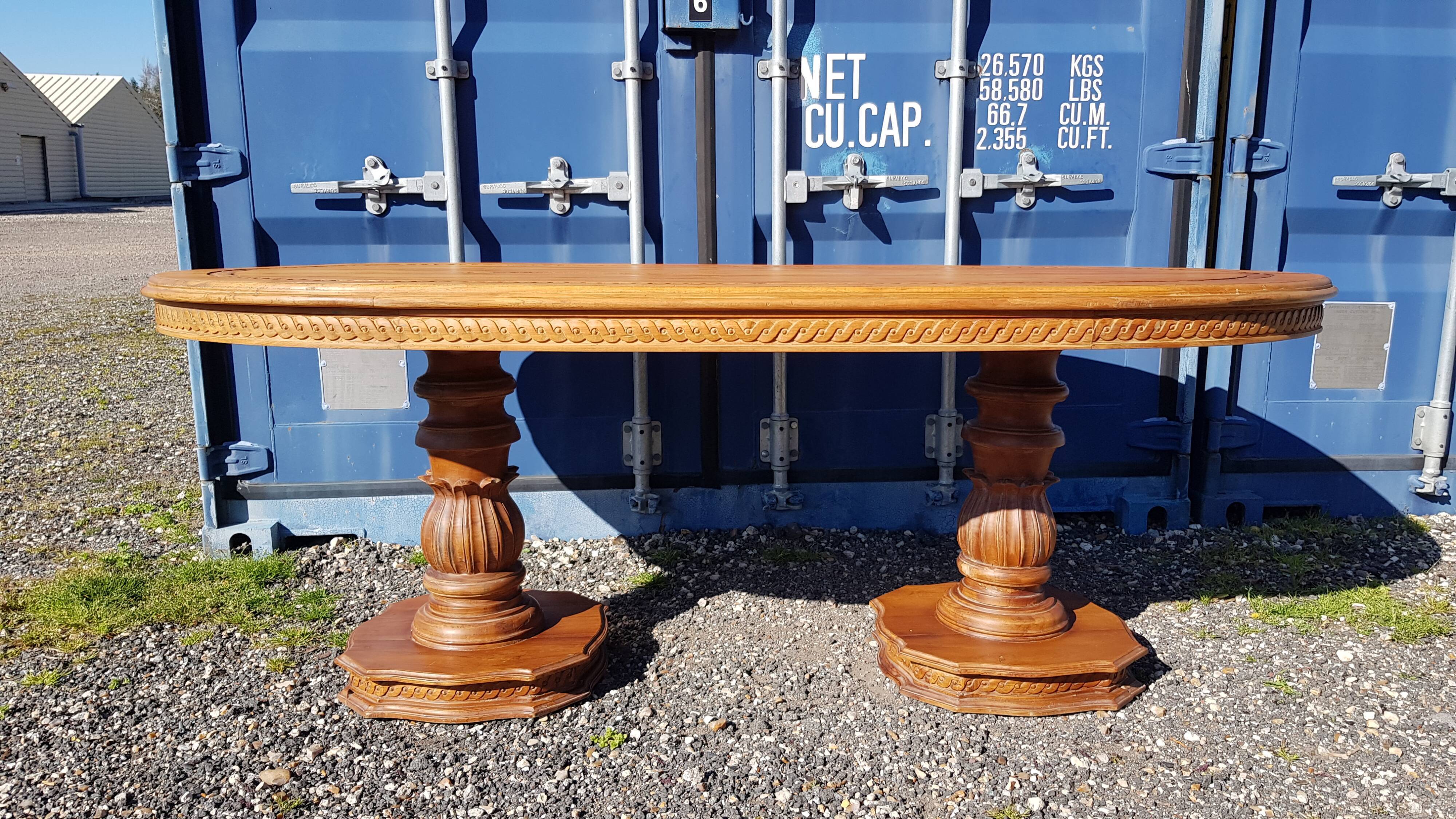 Oval dining table in solid teak