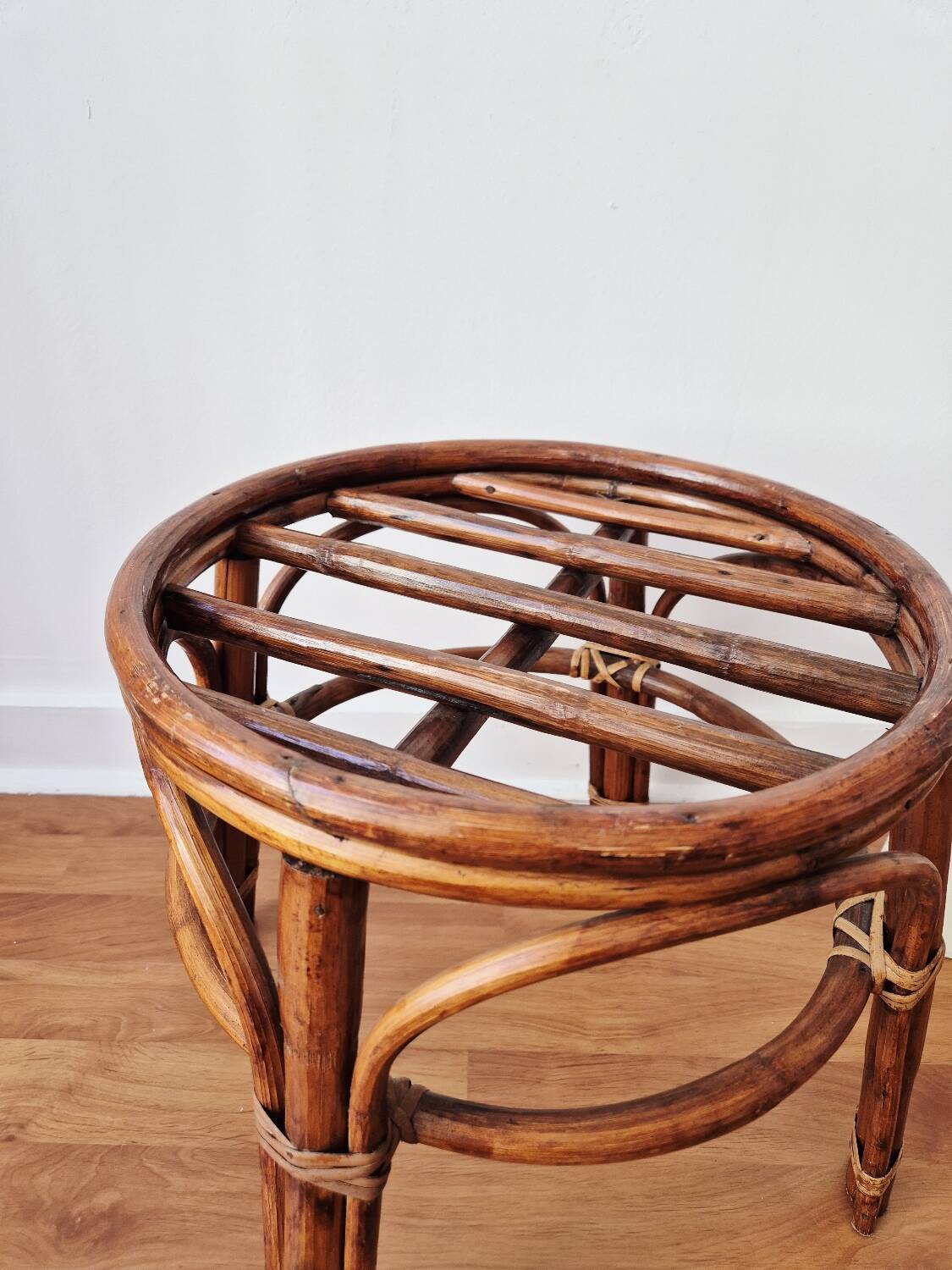 Rattan stool/plant stand - Vintage