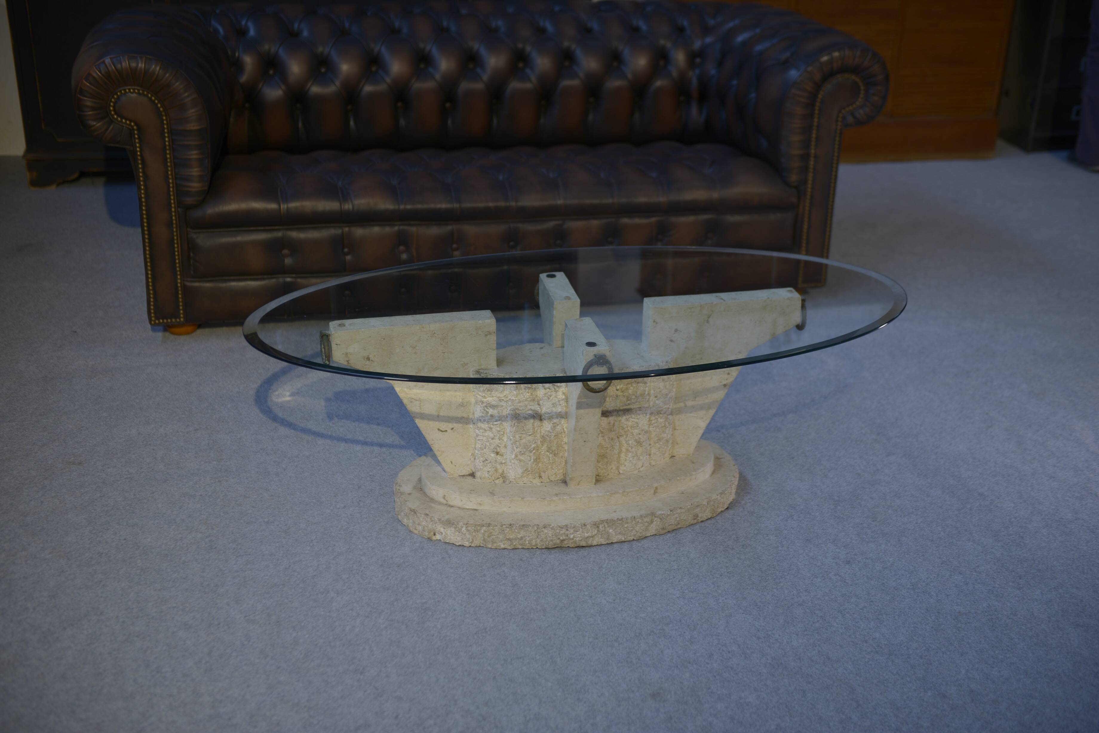 Table basse ovale en résine imitant le travertin, 1970