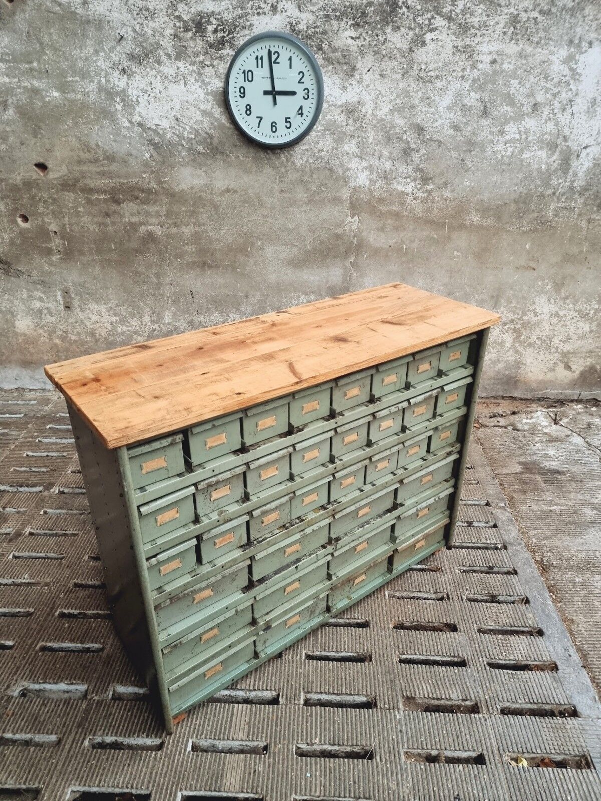 Commode industrielle vert olive