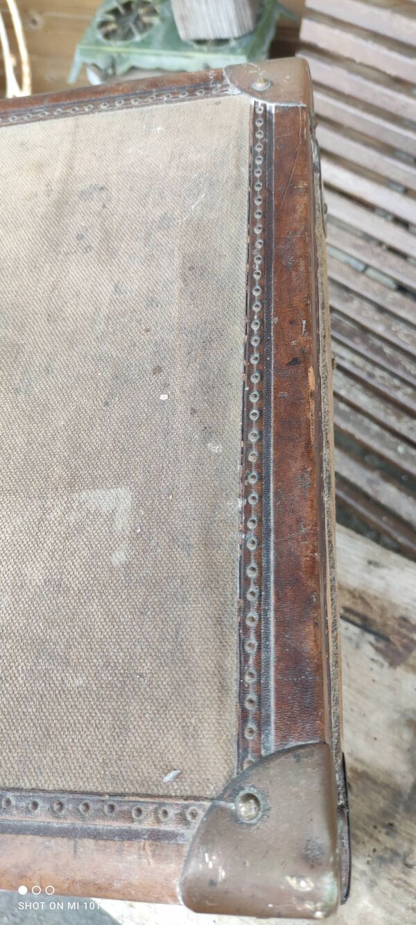 Malle ancienne cuir et laiton