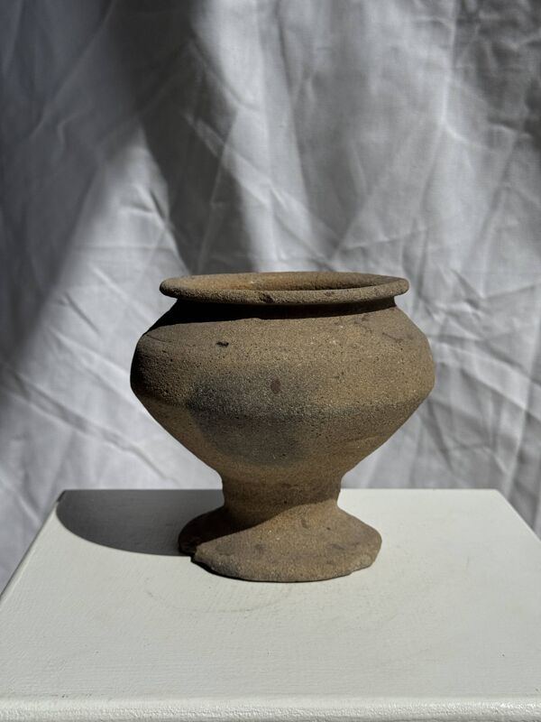 Petit pot piédouche brutaliste indonésien H13 D15