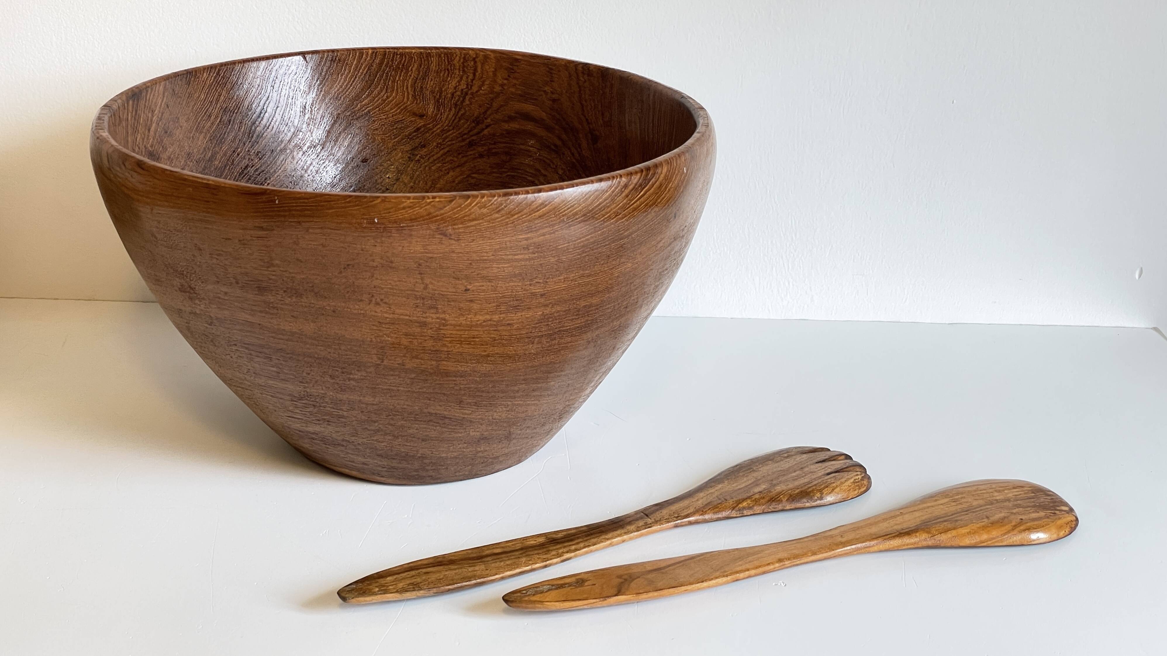 Scandinavian salad bowl in solid teak and cutlery