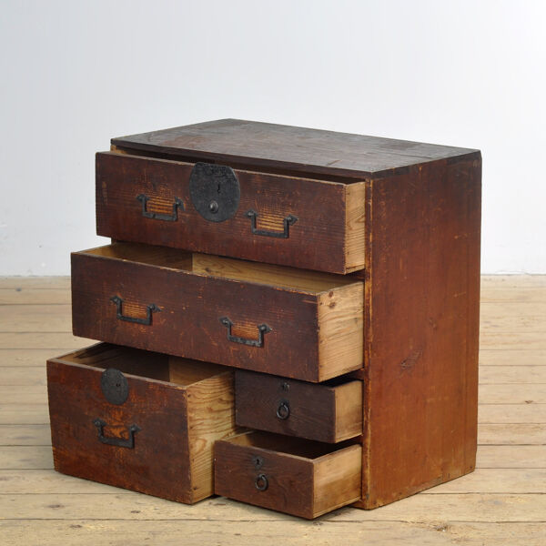 Petite commode japonaise, vers 1900