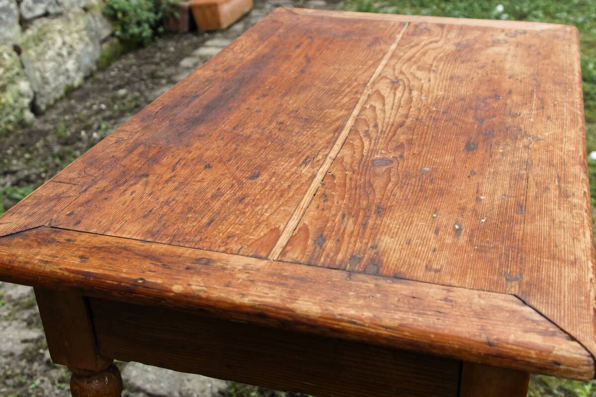 Table en bois massif, un tiroir, bois tourné