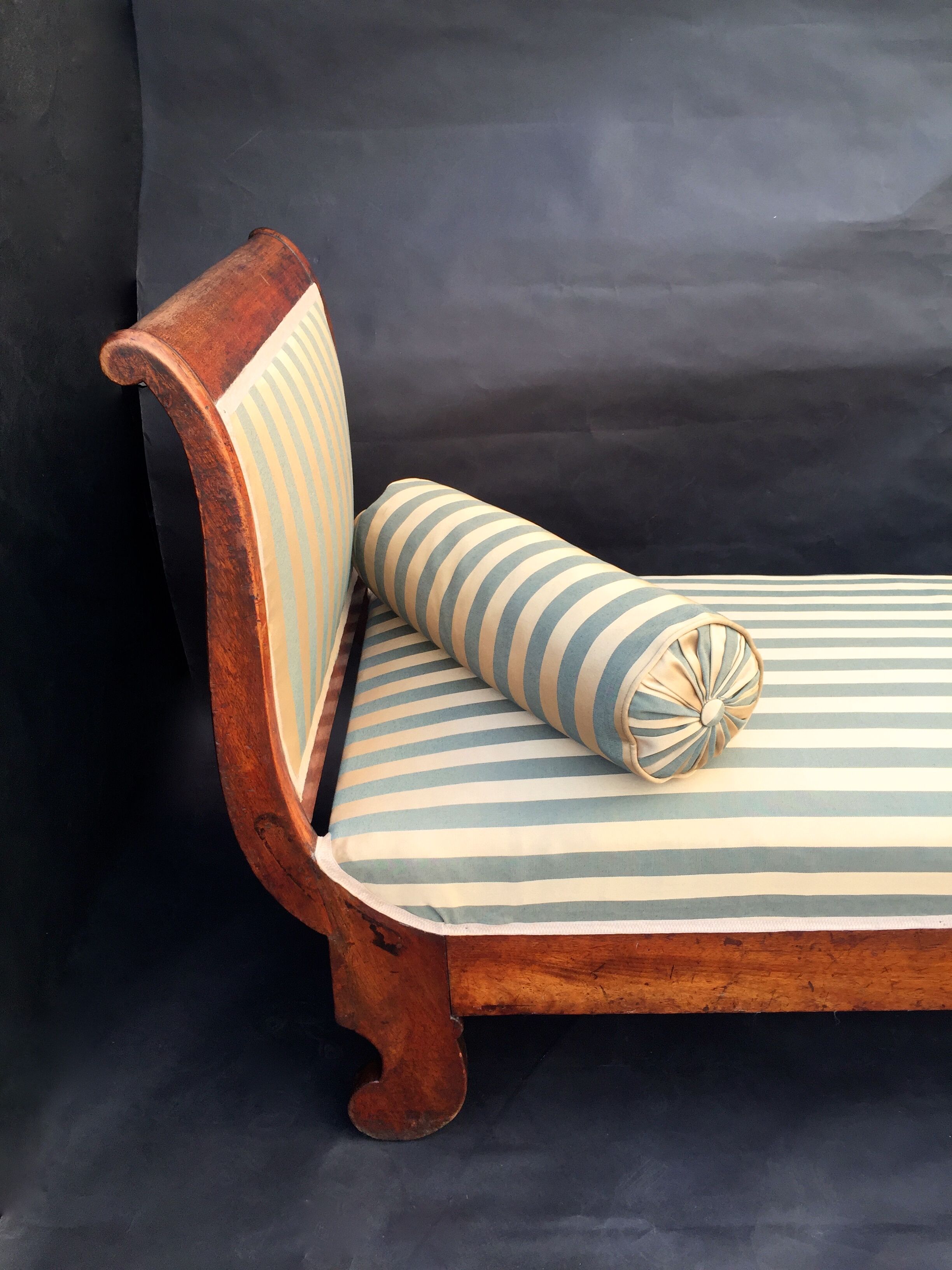 Walnut recamier bench Napoleon III daybed mid-nineteenth century