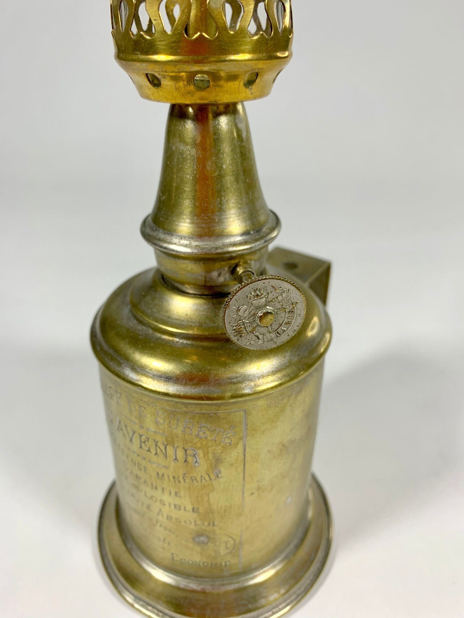 Pigeon L'Avenir style gasoline lamp in brass fully restored