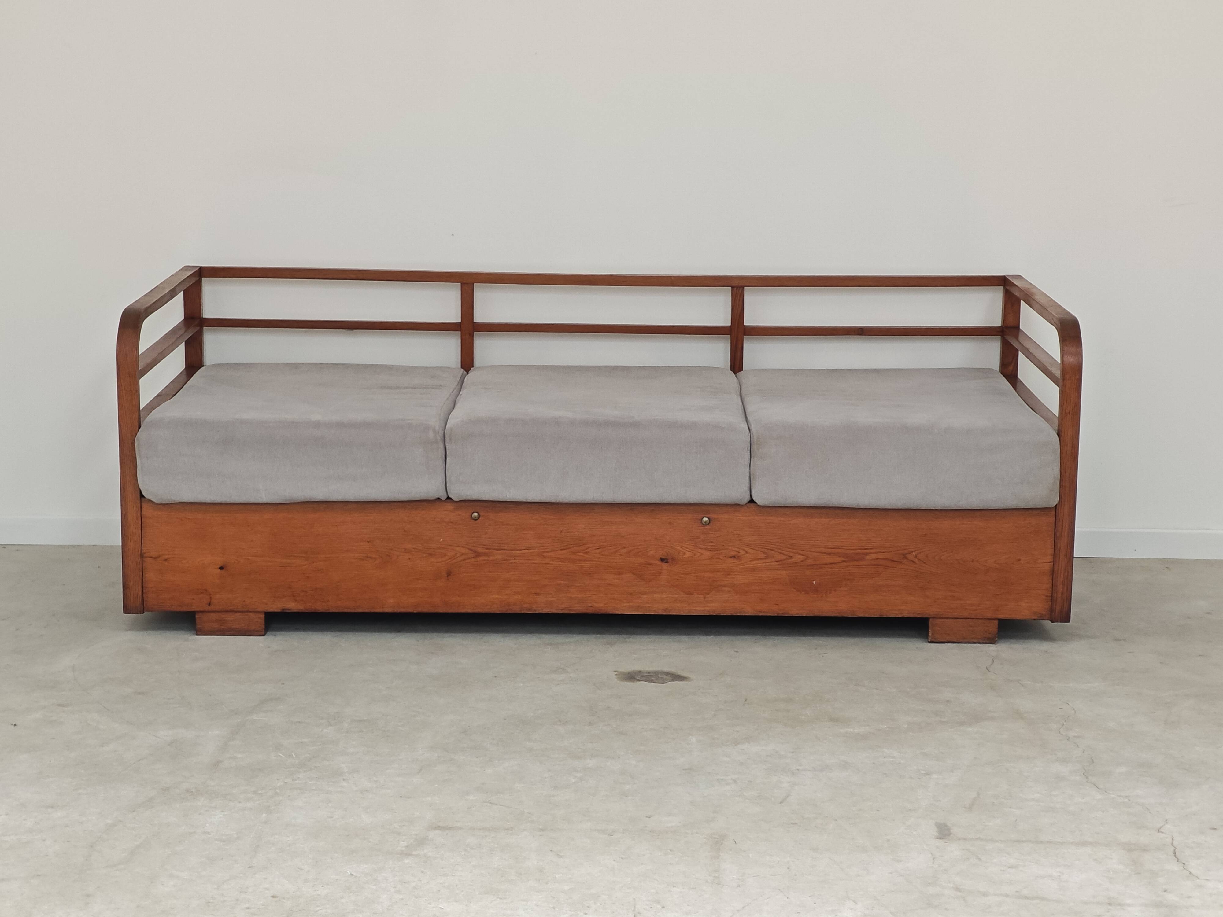 Art Deco sofa gray fabric Jindrich Halabala 1930