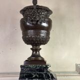 Patinated bronze vase with handles topped by bicéphalic busts, 19th century.