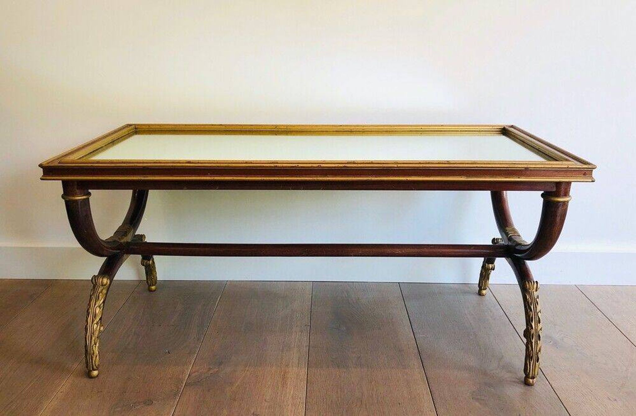 Table basse en bois sculpté patiné et doré. Maison Hirch