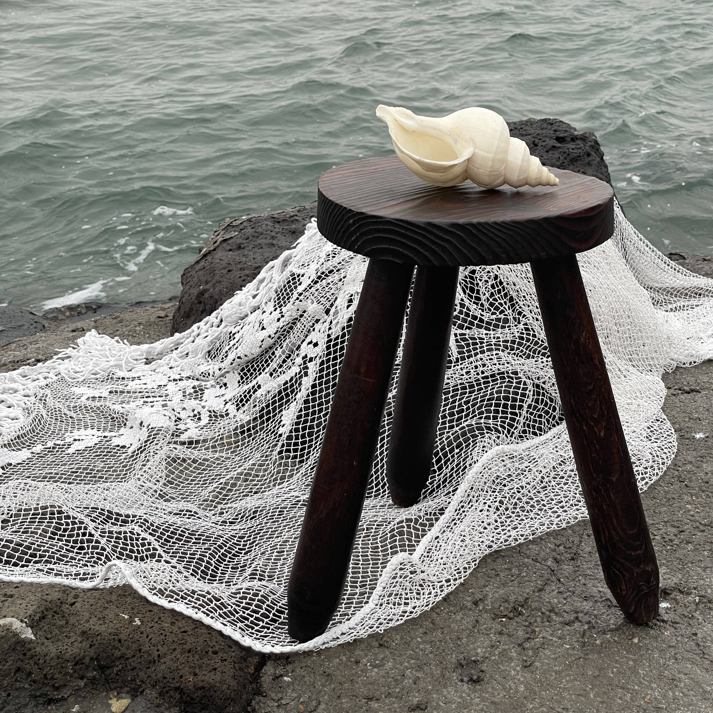 Tripod farm stool